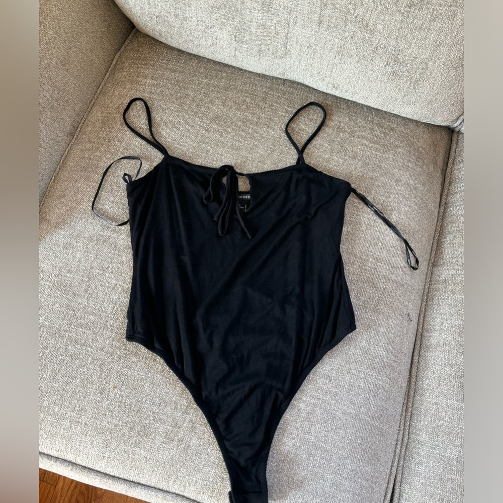 Forever 21 key hole bodysuit black